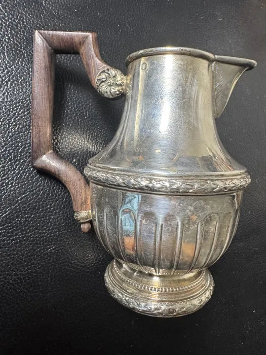 Milk jug -.950 silver - 950 silver, ribbon-and-reed decoration, wooden handle
