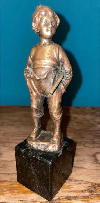 Nach Julius Paul Schmidt-Felling - Sculpture, Stehender Knabbe - 16 cm - Bronze, Marble