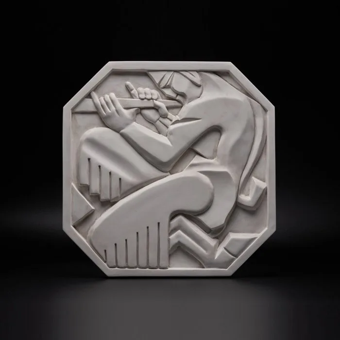 Naar Marcel Bouraine 'Satyr met Fluit' - Relief, Art Deco bas-reliëf uit 'La Sculpture Décorative Moderne, Parijs 1925' Mythologische sculptuur muur - 45 cm - porcelain gypsum