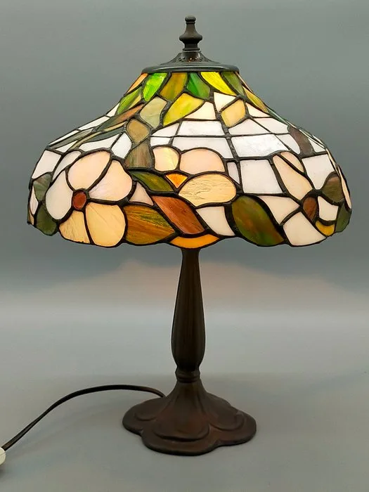 Wunderschöne Tiffany-Tischlampe – Handgearbeitete Bleiverglasung - Table lamp - Stained glass, Metal