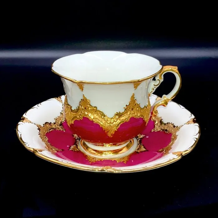 E.A.Leuteritz - Meissen - Tea/Coffee Cup and Saucer - "B-form" - Red Burgundy - ca 1950 - Tea cup - Hand Painted Porcelain