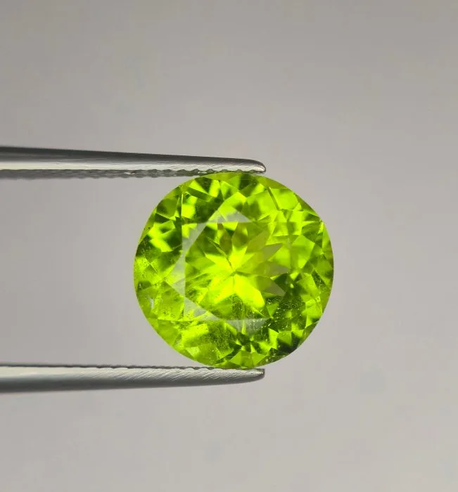 Green Peridot - 7.37 ct - International Gemological Institute (IGI) - Good Colour