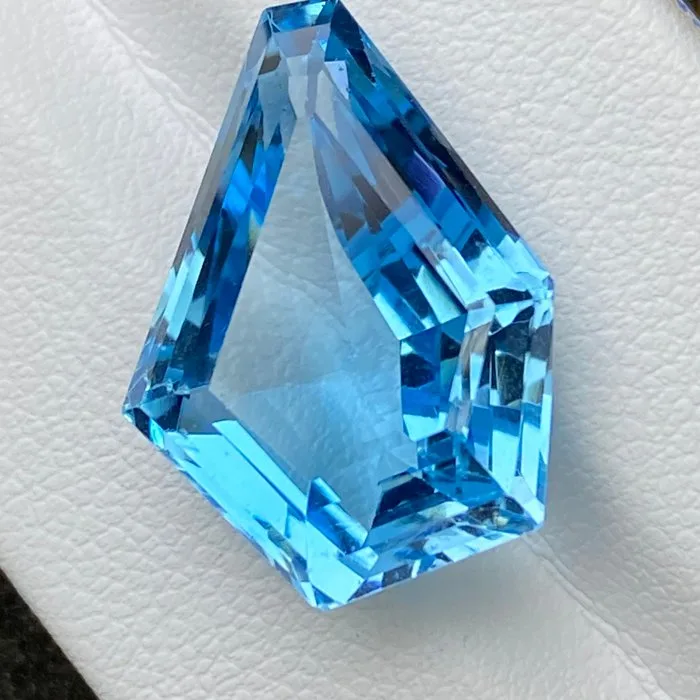 Blue Topaz - 22.24 ct - International Colored Gemstone Association (ICA GemLab) - Finest Swiss Tone