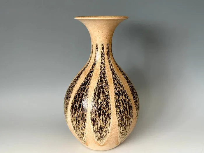 Vase - Stoneware - Japan - Glazed chrysanthemum vase - Kanzan Shinkai (新開寛山) (1912-2011)