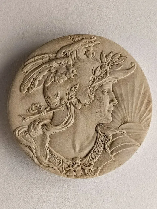 Relief, Bassorilievo in Pietra raffigurante Corazza Romana Anatomica con Grifoni e Medusa - 24 cm - Limestone - 2026