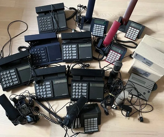 Bang & Olufsen - Analogue telephone - Beocom 2000, Beocom 4, Beocom 1600 - Plastic - Collection of 16 Telephones