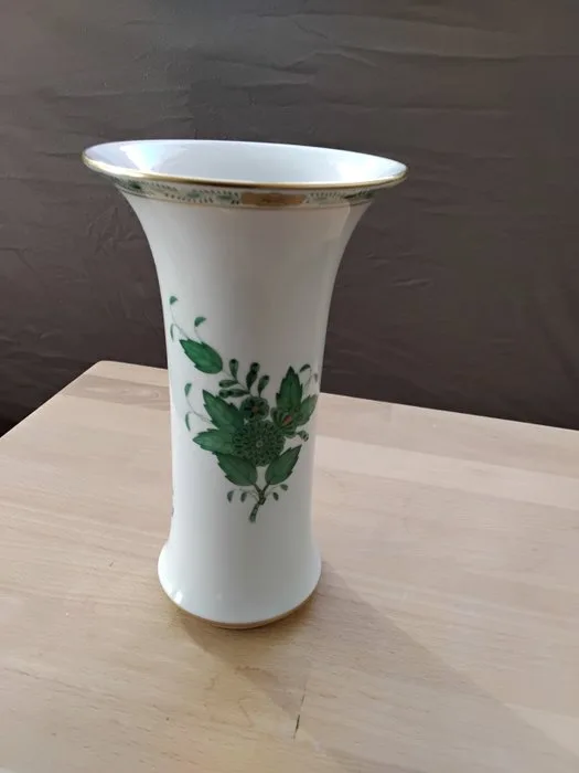 Herend - Herend - Vase - Trumpet vase, model "Appony Vert" (green) with fine gold rim. - Porcelain - Herend porcelain vase