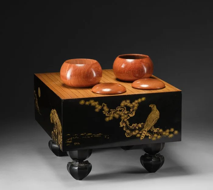 Lacquered go-game table complete with go-stones - Solid wood, Shell, Slate, Lacquer - Japan - Shōwa period (1926-1989)
