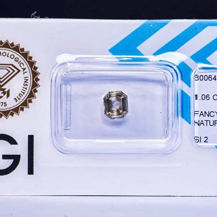 1 pcs Diamond (Natural coloured) - 1.06 ct - Emerald - Fancy deep Greenish, Greyish Yellow - SI2 - International Gemological Institute (IGI) - VG