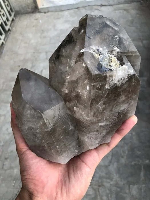 2Kgs of Terminated Twin Smoky Quartz Crystal Cluster from Skardu Pakistan Crystal cluster - Height: 150 mm - Width: 155 mm - 2 kg - (1)