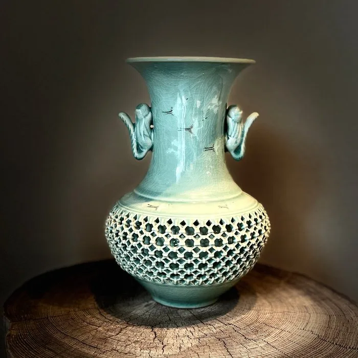 Vase - Porcelain - South Korea - 柳昌坤 Yoo Chang-gon - Goryeo-Style Celadon Vase
