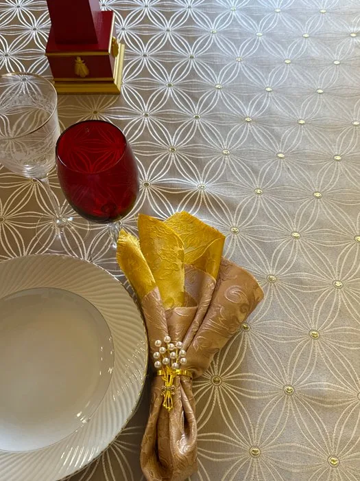 san leucio - Luxurious damask silk tablecloth in champagne with gold dots. - Tablecloth - 265 cm - 140 cm