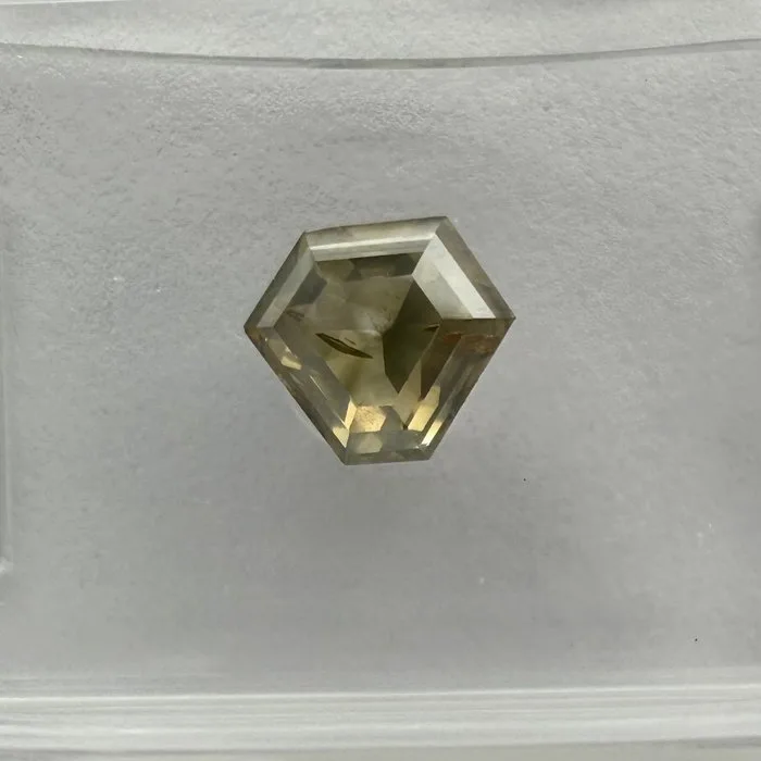 1 pcs Diamond (Natural coloured) - 1.12 ct - Fancy deep Greyish, Brownish Yellow - SI2 - International Gemological Institute (IGI) - Heptagonal Shape