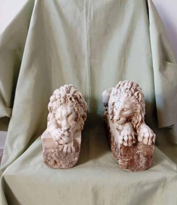 Dal modello di Canova - Sculpture, Pareja de leones agazapados - 25 cm - molded marble