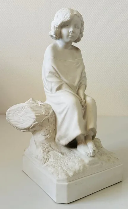 Villenauxe - Francois-Michel Pascal - Statue, Jeune fille assise sur un tronc d'arbre" - 30 cm - Biscuit porcelain - 1880