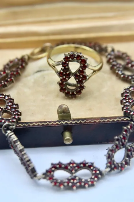 Handmade - 2 piece jewellery set - 8 kt. Yellow gold, Bracelet + ring old roos cut 9Ct Garnet - Garnet - Antique Bohemia ca. 1900s