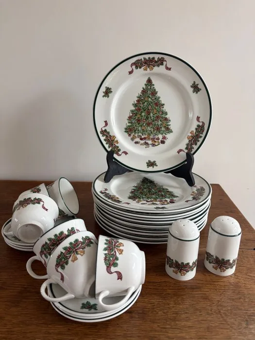 Johnson Bros. - Plate (25) - borden, koffiekopjes/schotels en peper & zout - Porcelain - Victorian Christmas