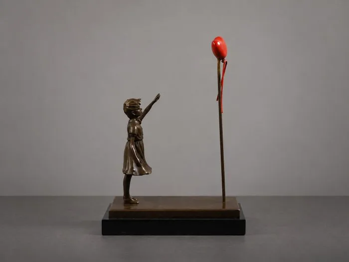 After Banksy - Sculpture, Girl with Balloon – moderne sculptuur met rode hartballon - 39 cm - Bronze, Marble