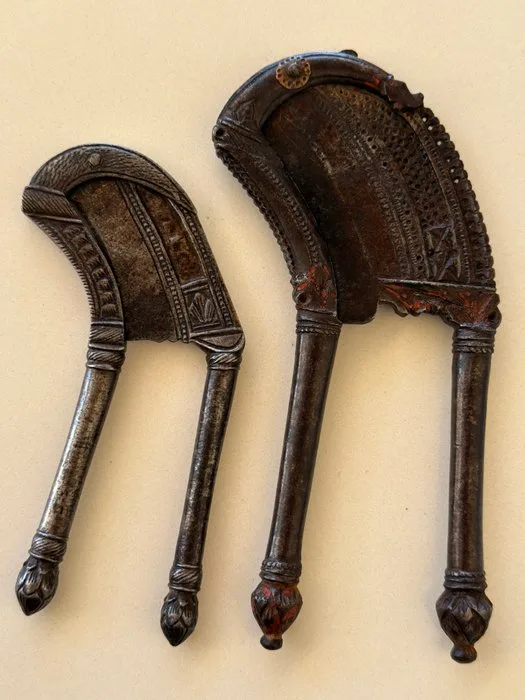 Pair of antique all-purpose cutters for betel nuts (Sarota) - Steel - India - Mughal Empire (1526-1857)