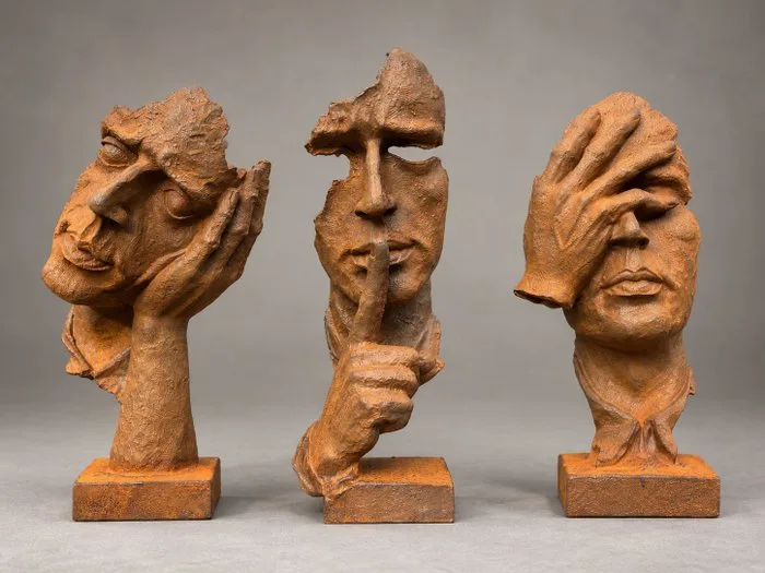 Sculpture, ‘Horen, Zien & Zwijgen’ – Drieluik in Massief Gietijzer - 29 cm - Cast iron