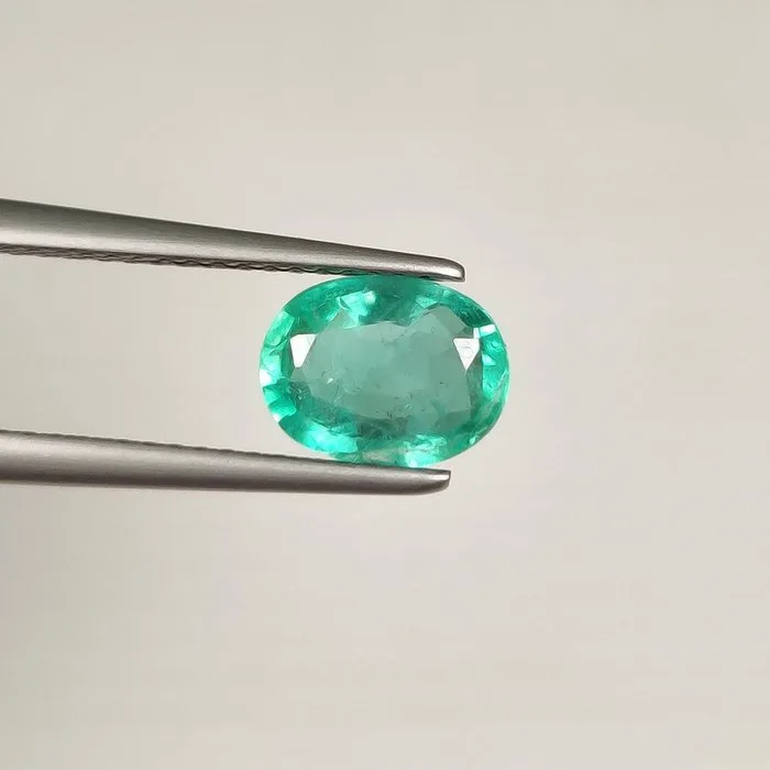1 pcs Green Emerald - 1,40 ct - International Gemological Institute (IGI)