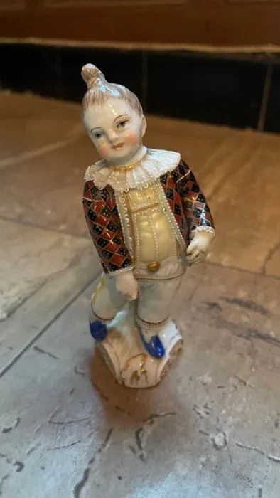 KPM - Figurine - Jongen in harlekijnkostuum - glazed