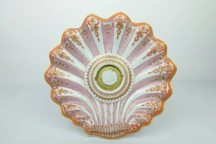 Famille Rose Mancerinas / Shell-Shaped Dish - Porcelain - China - Qing Dynasty (1644-1911)