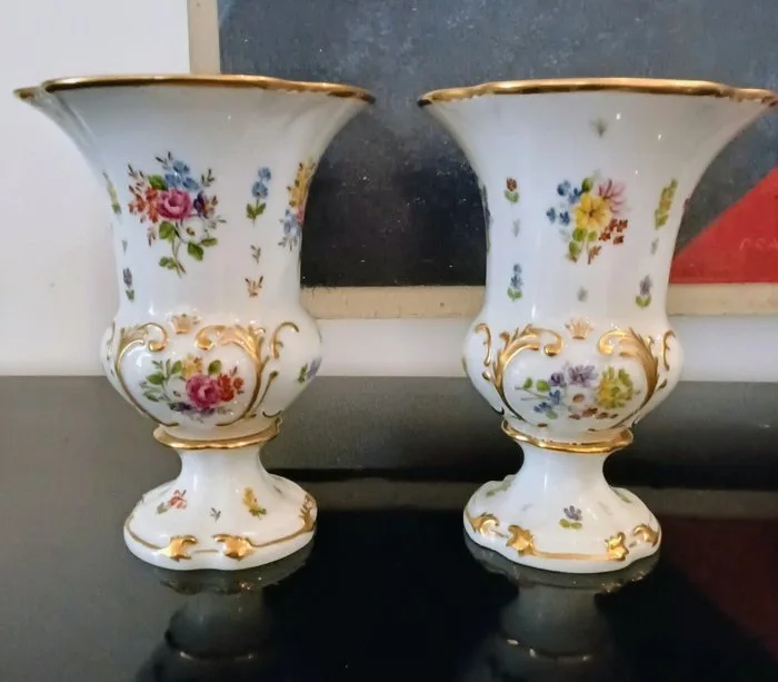 Keiser Porzellanmanufaktur und Handbemalte in historischen österreichischen "RF" Manufaktur. - Vase (2) - hard-paste porcelain - Meissner style and form