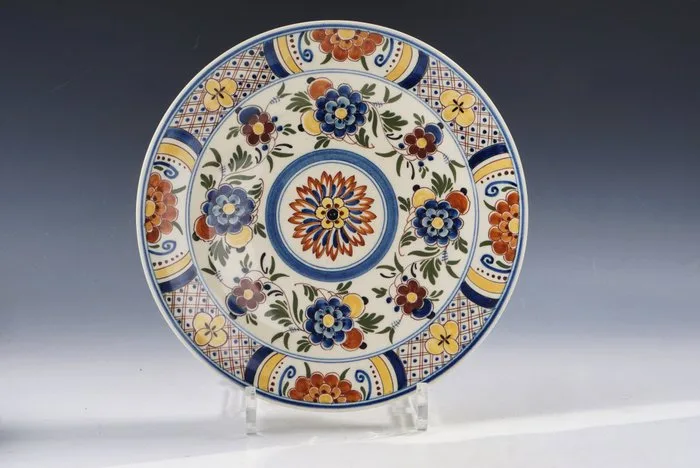 Ram, Plateelbakkerij - Wall plate - Delfts polychroom met bloemen • goed gemerkt • Arnhem • ca. 1927–1935 - Earthenware