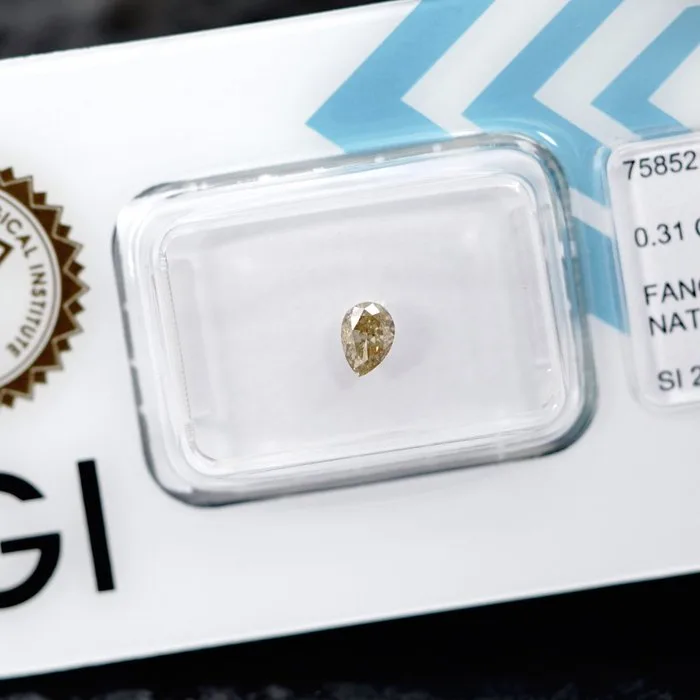 1 pcs Diamond (Natural coloured) - 0.31 ct - Pear - Fancy light Greyish Yellow - SI2 - International Gemological Institute (IGI)