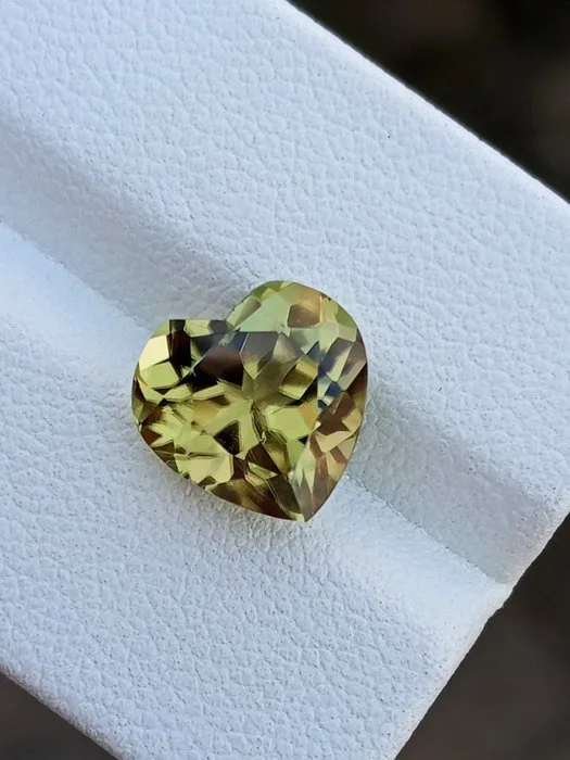 1 pcs Yellow, Green Diaspore - 5.21 ct - International Colored Gemstone Association (ICA GemLab)
