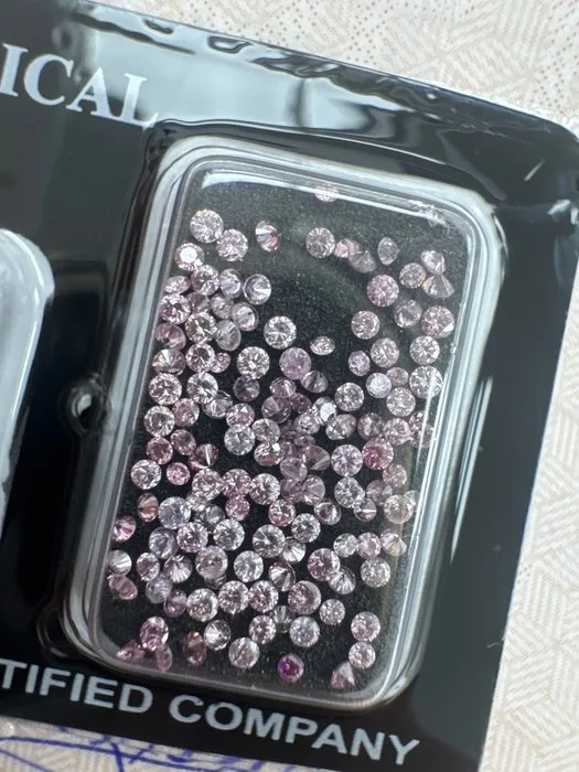 135 pcs Diamond (Natural coloured) - 1.45 ct - Round - Light, Fancy light Pink - SI1, VS1, VVS1, VVS2, VS2, SI2 - Gemmological Centre Israel (G.C.I.)