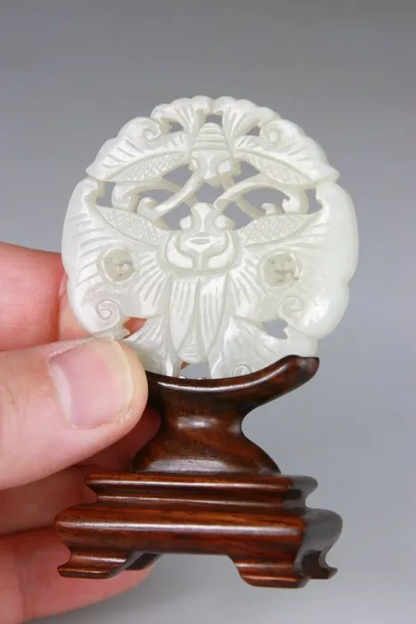 Plaque - White Nephrite Jade Pendant - Rosewood Base - Jade, Nephrite jade - China - Qing dynasty