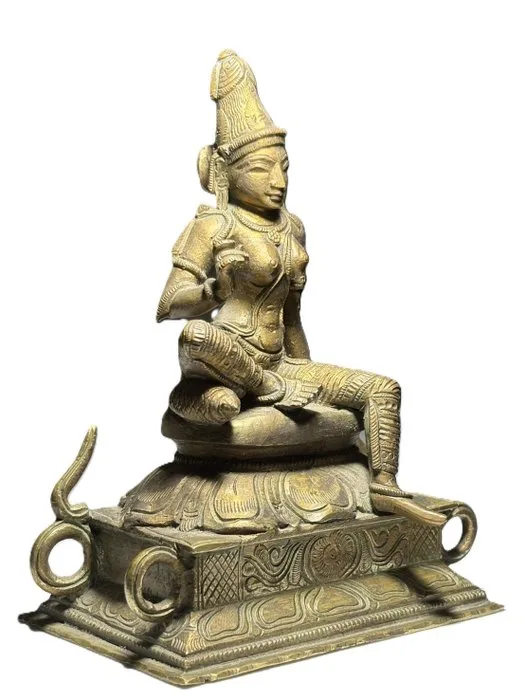 Sculpture, Early 20th-Century South Indian Bronze Parvati – Elaborate Lotus Throne – 15 cm - 14.5 cm - Bronze
