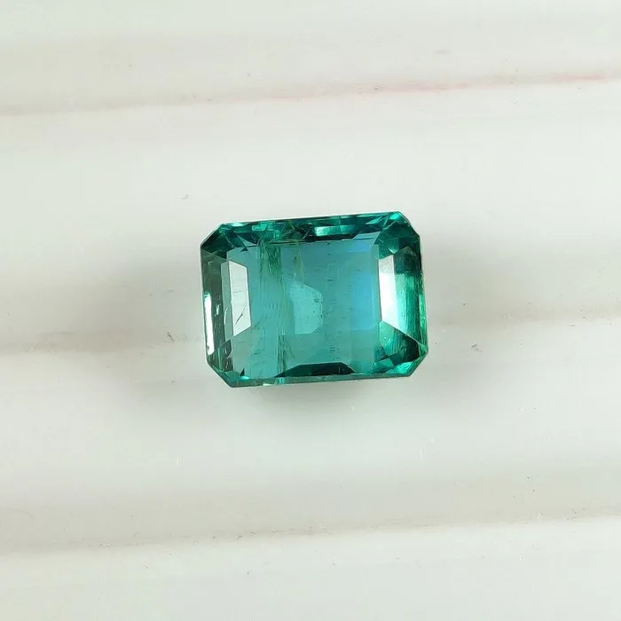 1 pcs Green Emerald - 2.82 ct - International Gemological Institute (IGI) - Top Luster !