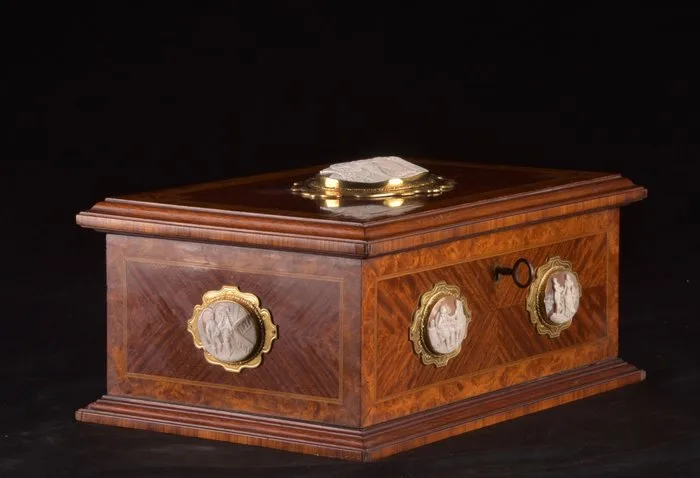 Luxe Franse juwelendoos met Cameeën en luxe afwerking– Alphonse Giroux (1776–1848), Parijs – 19e - Jewellery box - Mahogany, Amboina, Cameo's, Gilt bronze mounts - Jewelry box with cameos