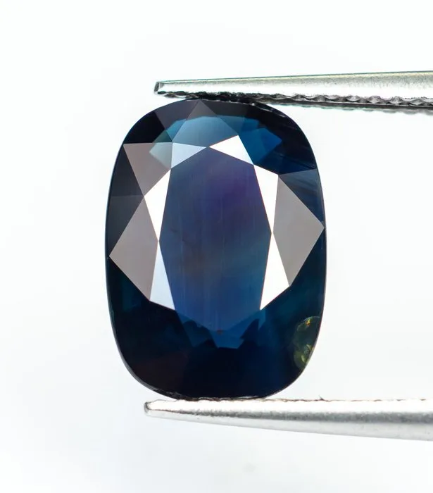 Sapphire - 5.63 ct - Gemological Institute of America (GIA) - Dark Blue (No Heat)