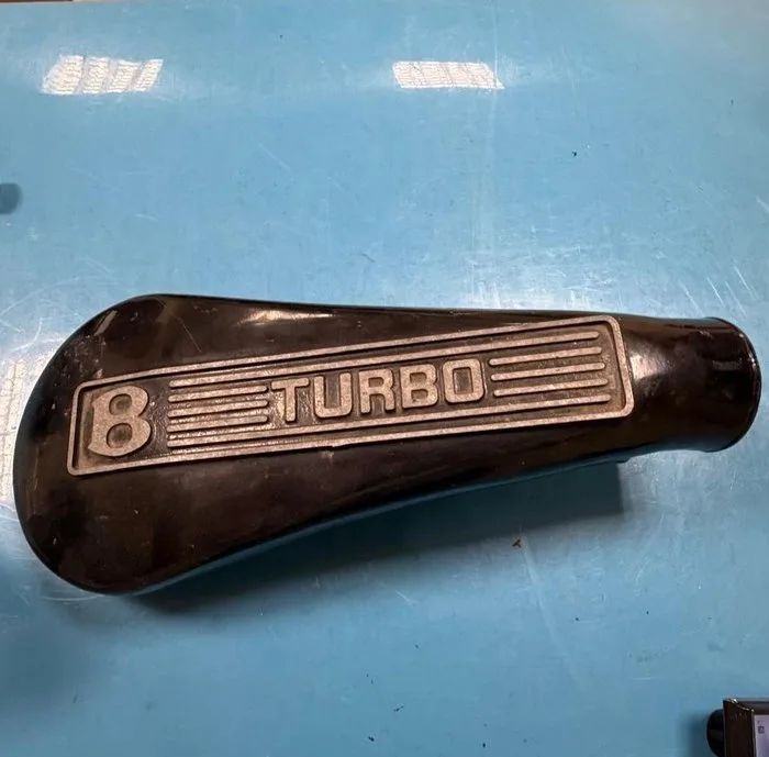 Original car (body-)parts obtained from crash-sites - Bentley - tampa do plenum de admissão / caixa de ar do turbo