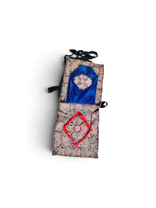 Embroidered silk baby carrier - China - Qing Dynasty (1644-1911)