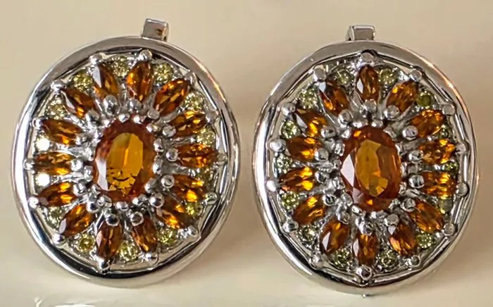 Cocktail earrings - 18 kt. White gold - 4.56ct. tw. Sapphire - Diamond - Yellow sapphires and diamonds