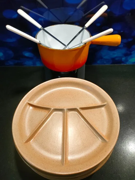 Baking dish - High-quality enameled cast-iron fondue set & four stoneware plates & four forks