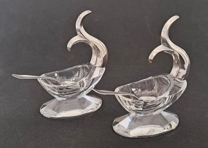 Salt and pepper shakers (2) - crystal with a silver 'Dolphin' tail + silver salt spoons -.835 silver