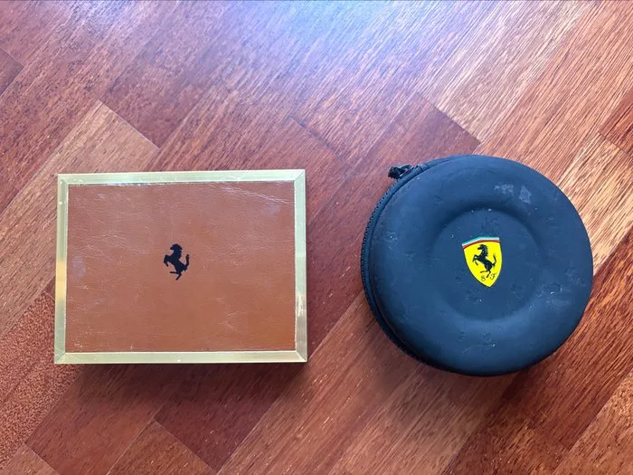 1 Ferrari wooden storage box + one package for watch holders - Ferrari - 2020