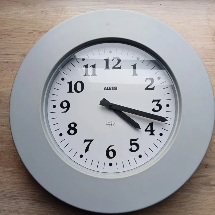 Wall clock - Alessi - Vintage Aluminium - 1980-1990 - Momento Wall Clock design by Aldo Rossi