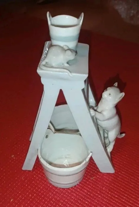 Sculpture, La chasse a la souris - 18 cm - Porcelain