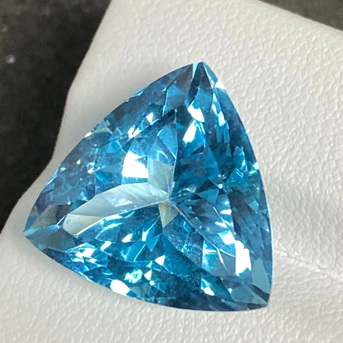Blue Topaz - 22.05 ct - International Colored Gemstone Association (ICA GemLab) - Finest Swiss Tone