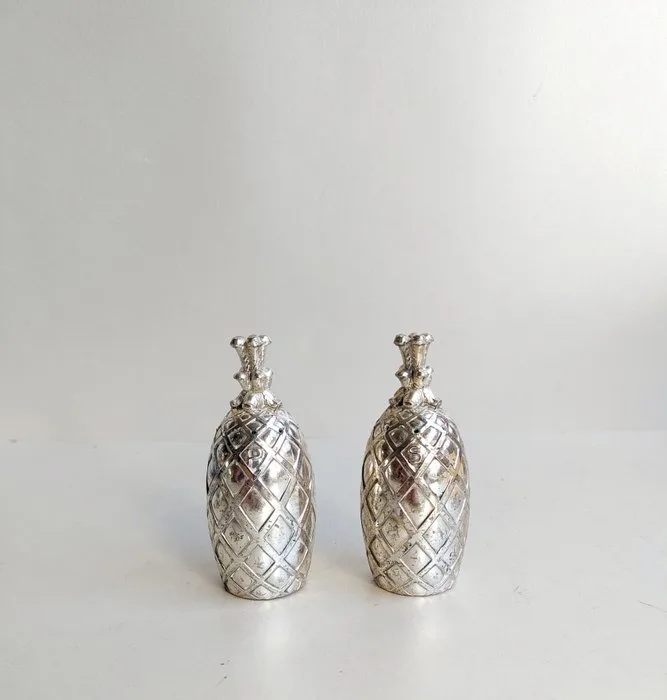 Attributed to Eleanor Claire Design - Salt and pepper shakers (2) - Pineapple-shaped salt and pepper shakers set. - Silverplated, Metal - Pineapple salt and pepper set