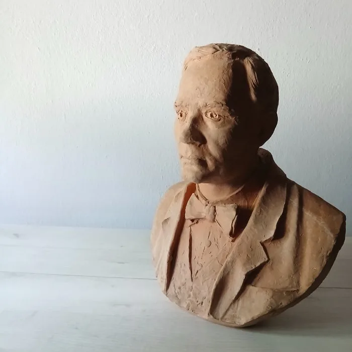 Dante Carpigiani ( Mirandola 1921 - Bologna 2015 ) - Dante Carpigiani - Sculpture, Studio di uomo in frac - 37 cm - Terracotta - 1999
