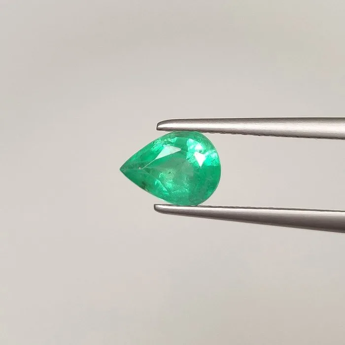 1 pcs Green Emerald - 0.96 ct - International Gemological Institute (IGI)