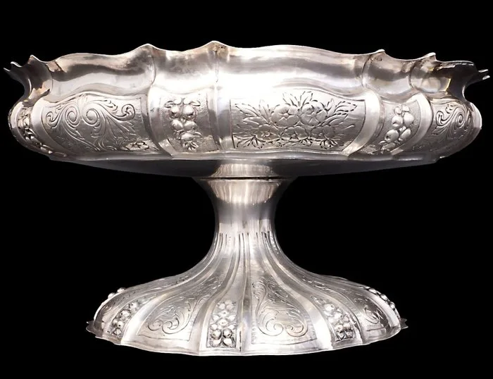 Centrepiece - Impressive Italian Solid.800 -885g net-Silver Repoussé Pedestal Centerpiece Bowl (Alzatina / -.800 silver - ML oval maker mark